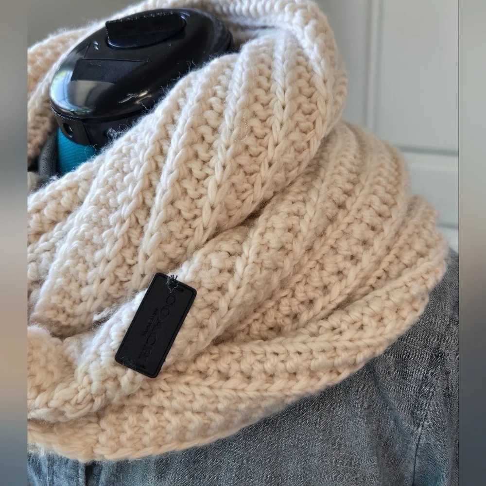 COACH CHUNKY KNIT INFINITY SCARF CREAM BIEGE LEATHER TAB KNITWEAR WOMEN OS COZY